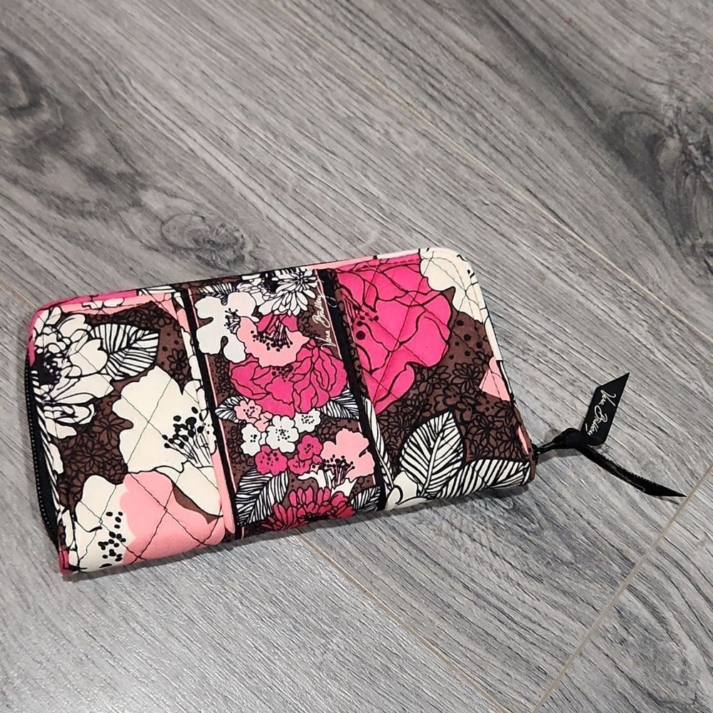 💥HP 4/21💥Vera Bradley Pink Quilted Zip Around Wallet